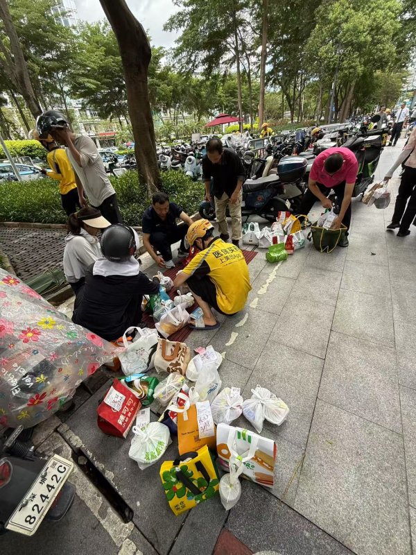权威股票配资 阿姨代外卖小哥跑楼，要睁只眼闭只眼吗？